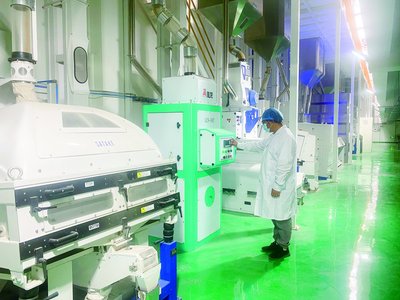 圖為投用后的大米一體化生產加工線、農產品銷售展示廳、稻米文化展示館。